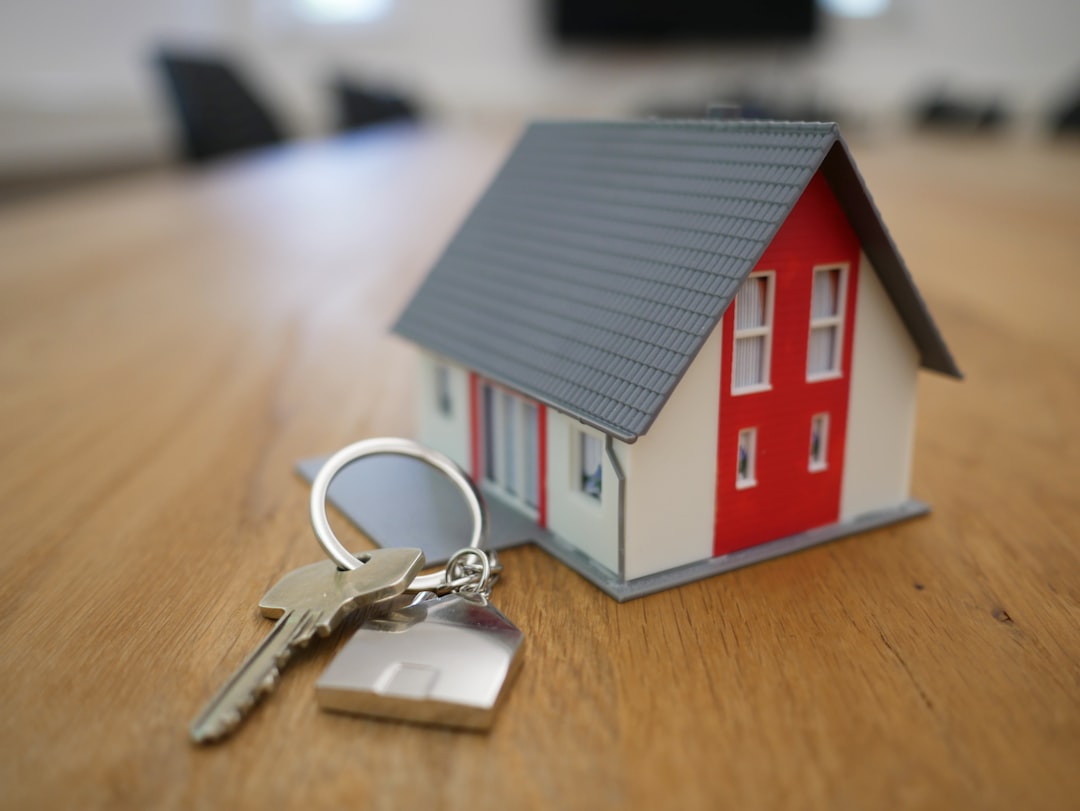 相続人申告登記をイメージした住宅模型と鍵